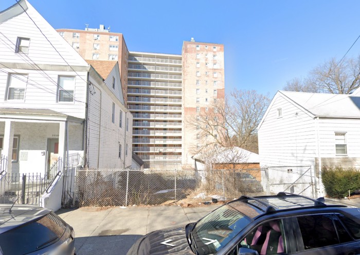 Aghogho Emenike plans a 49-unit building at 3871 Carpenter Avenue (Credit - Google)
