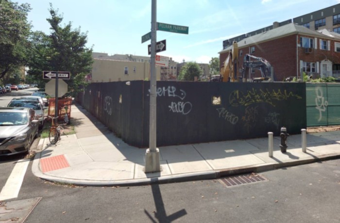 2135 Colonial Avenue (Credit - Cyclomedia)