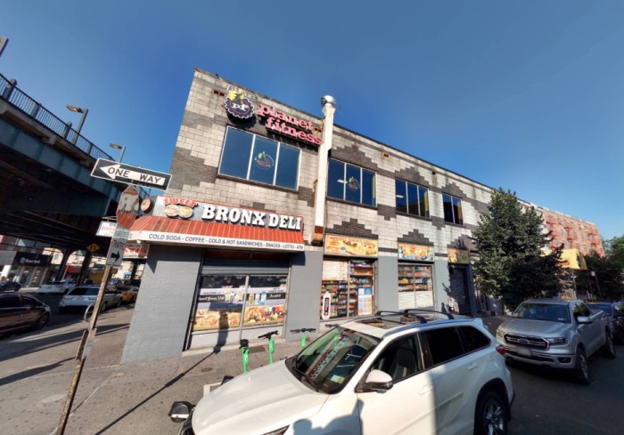 2121 Glebe Avenue (Credit - Cyclomedia)