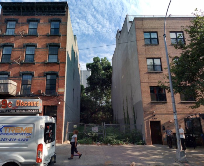 890 Myrtle Avenue (Credit - Cyclomedia)