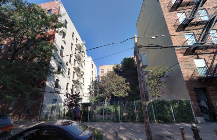 2067 Mohegan Avenue (Credit - Cyclomedia)