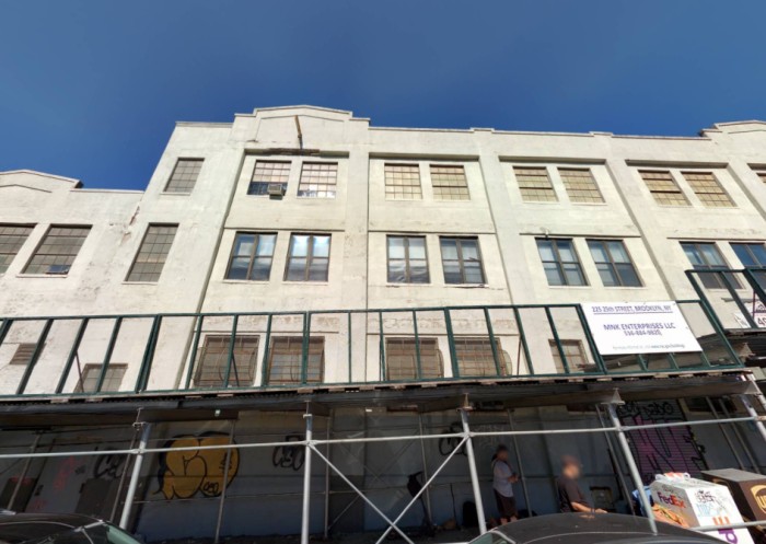 290 24th Street aka 225 25th Street (Credit - Cyclomedia)