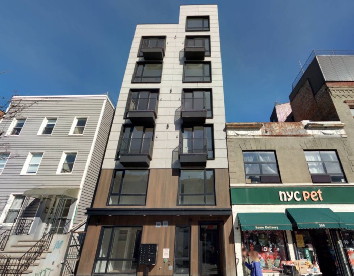 302 Graham Avenue (Credit - Cyclomedia)